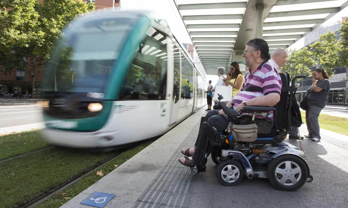 Per a les persones amb discapacitat, travessar el carrer és una cosa que ha de planificar-se i, moltes vegades, resulta impossible.