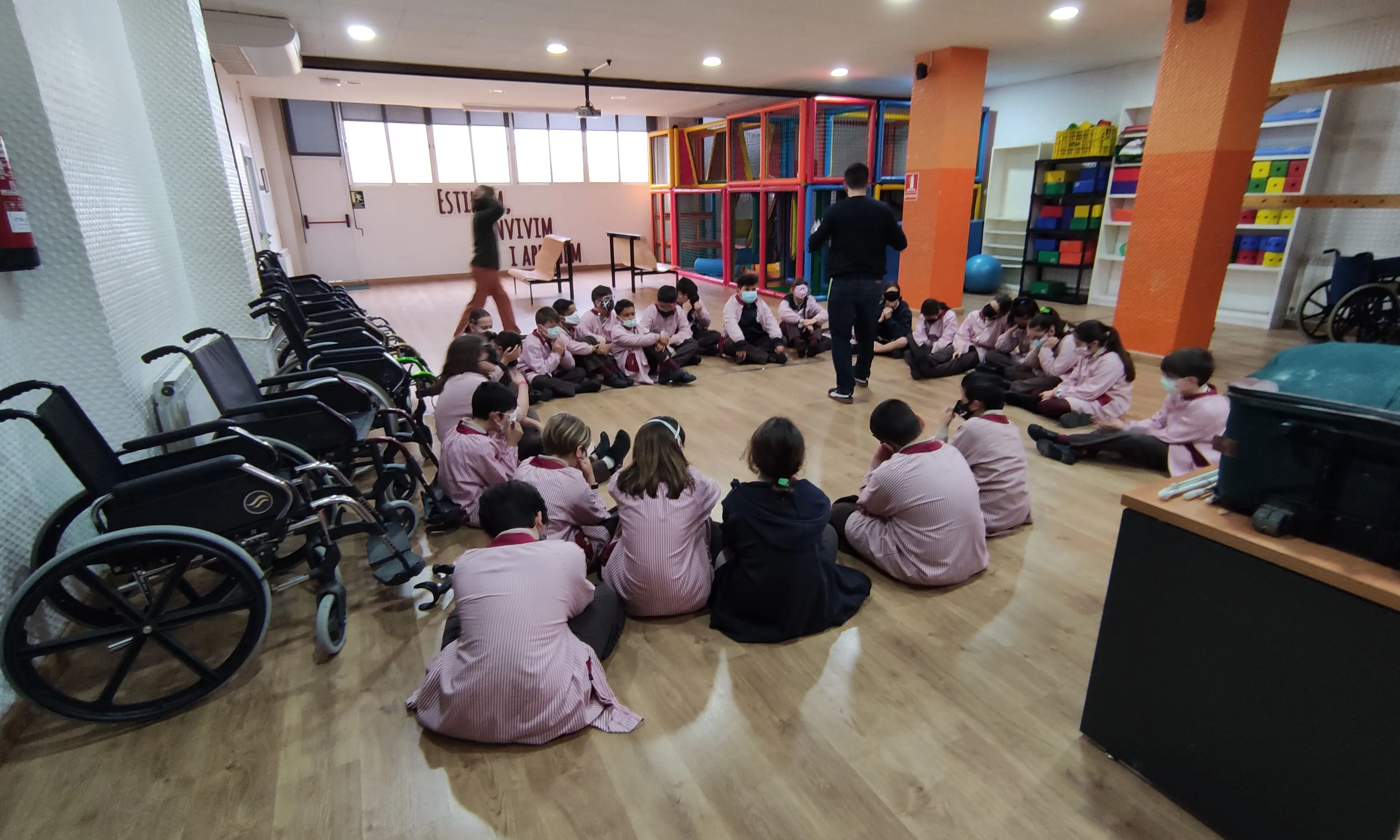 L'entitat treballa amb Amputats Sant Jordi apropant la discapacitat física a l'alumnat.