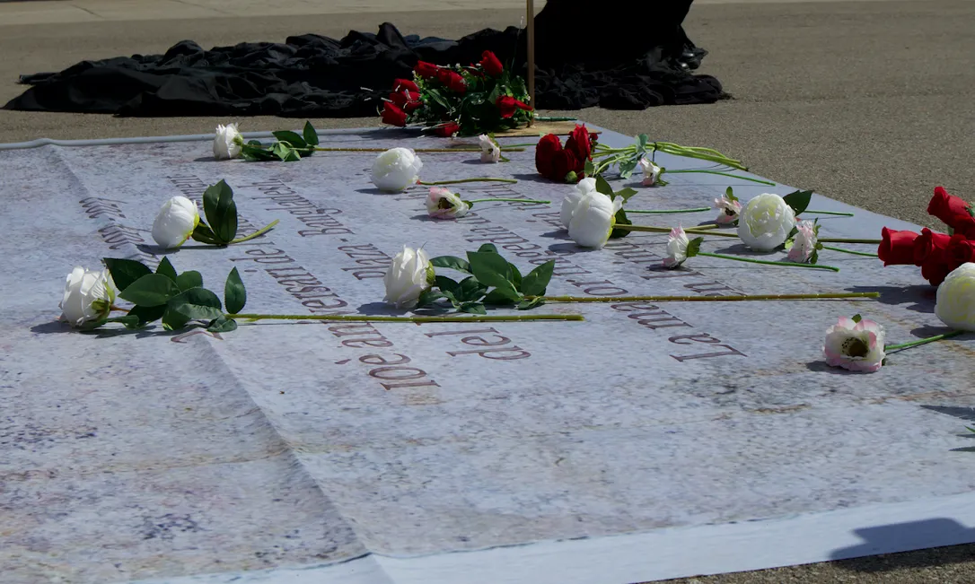 Les activistes de la campanya han desplegat una lona amb el nom de les 1.138 víctimes.