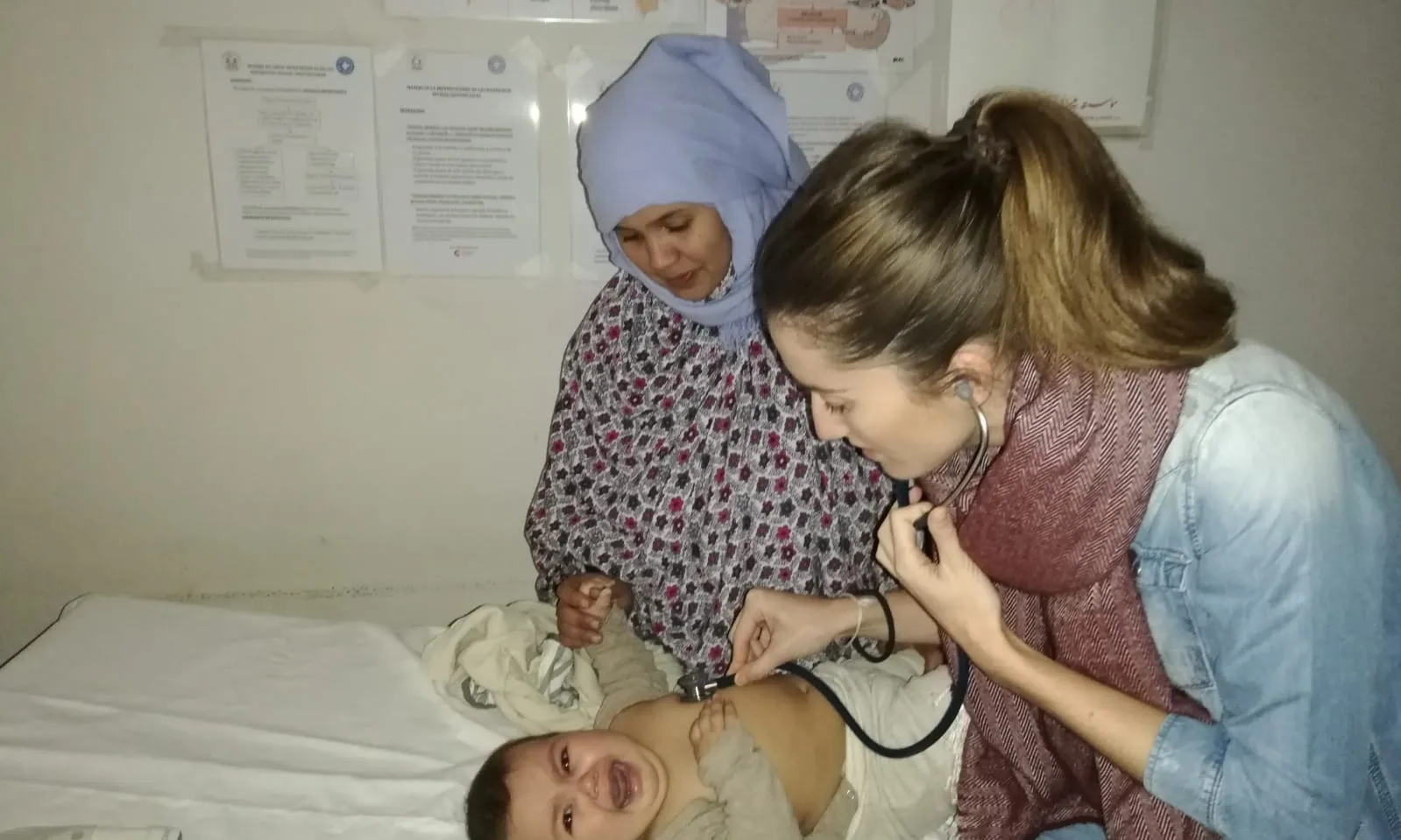 La Dra. Laura Marfil, als campaments de persones refugiades sahrauís.