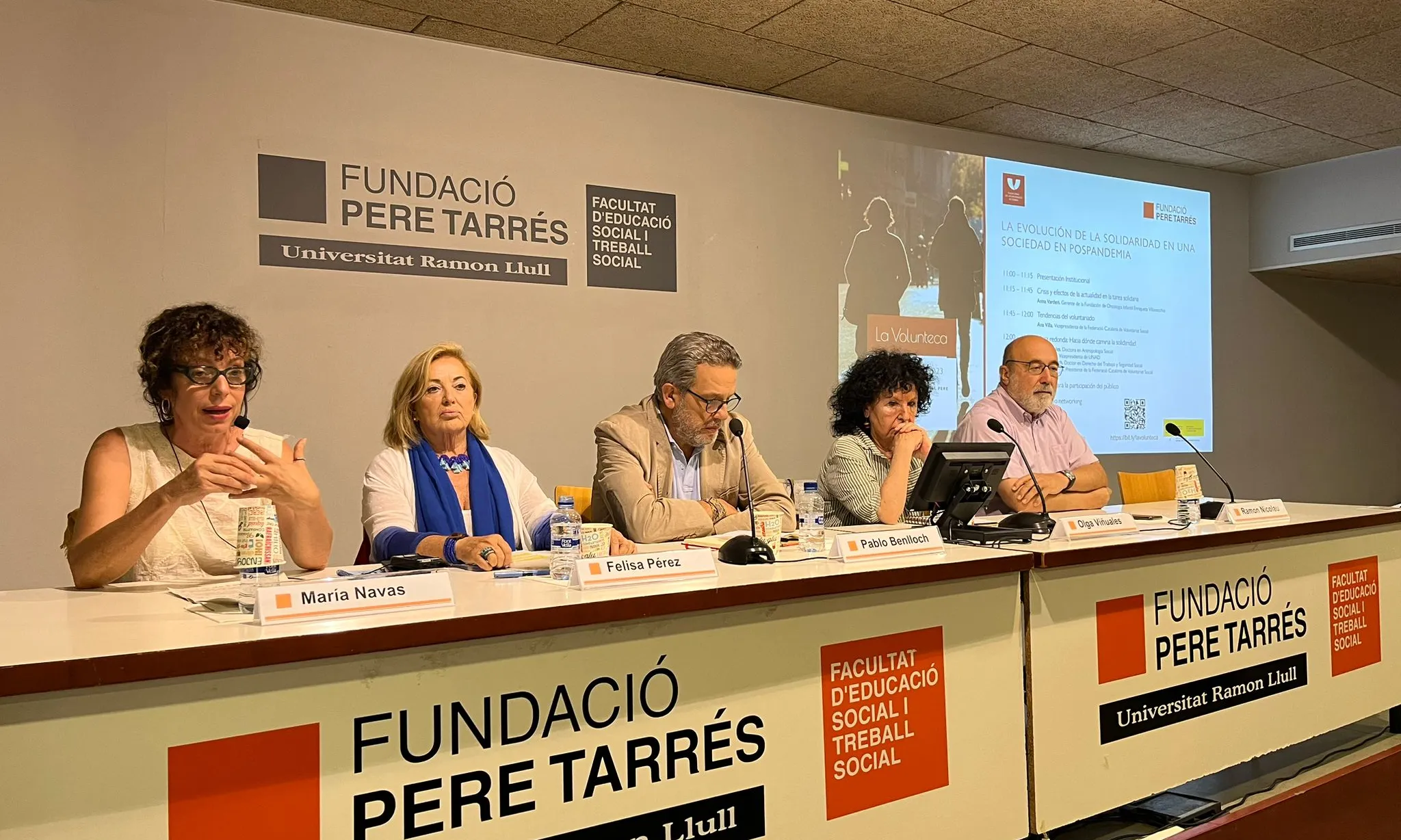 Ponents de la taula rodona, en ordre: Maria Navas, de la Plataforma del Voluntariado de España, moderant; Felisa Pérez, Pablo Benlloch, Olga Viñuales i Pablo Benlloch. 